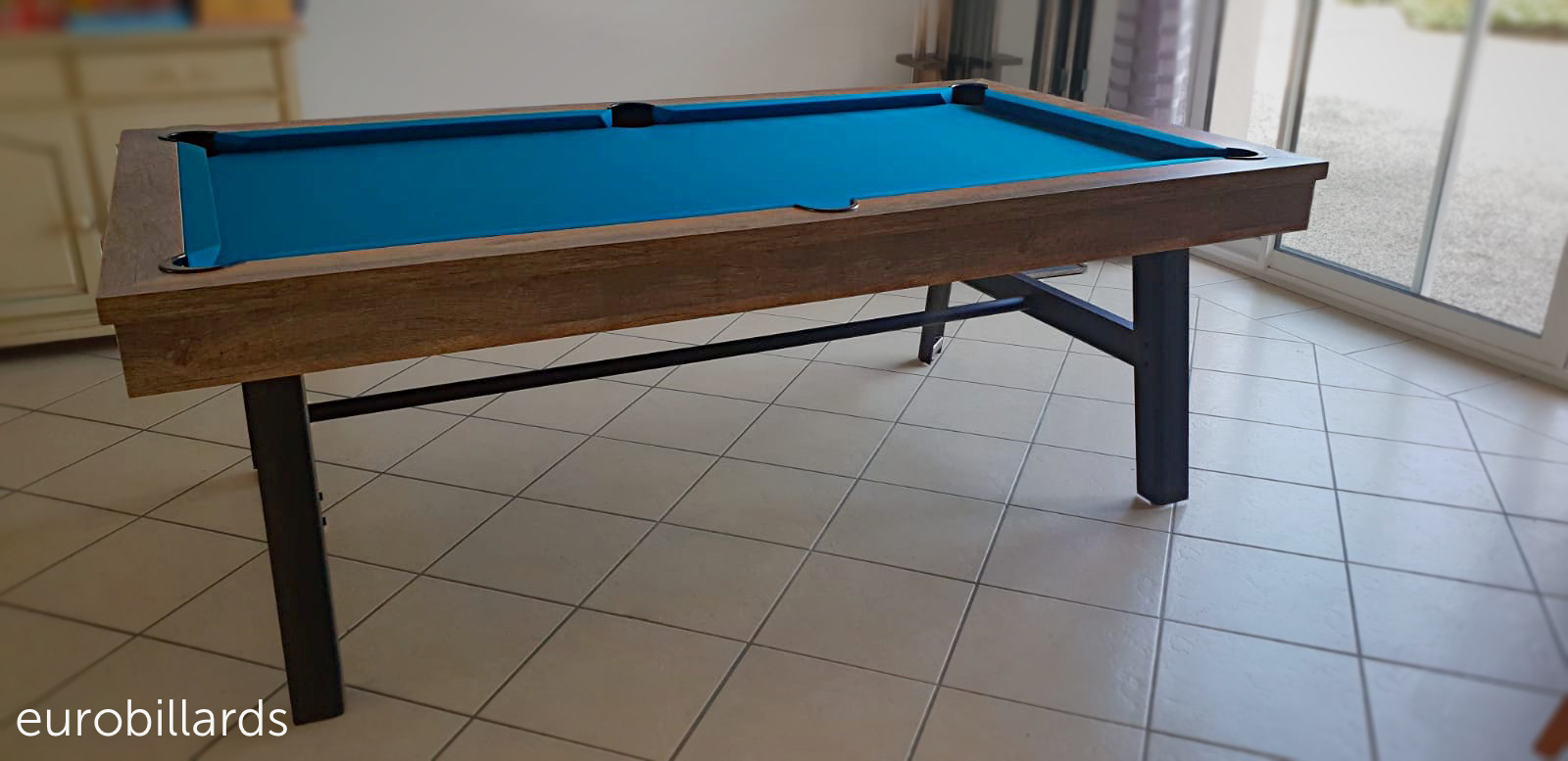 Billard américain au tissu bleu pétrole, de style industriel, Vintage, finition chêne OldTimer sur piètement métal noir façon rouille.